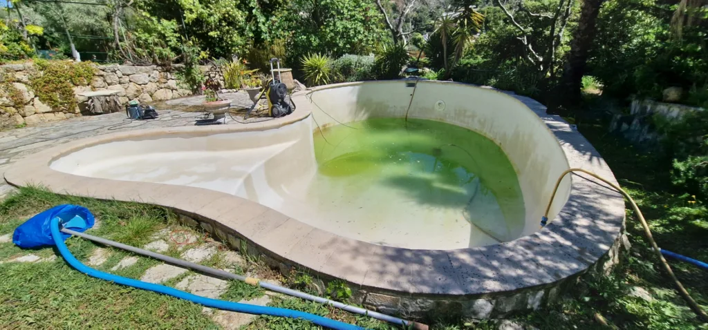 Piscine en cours de vidage