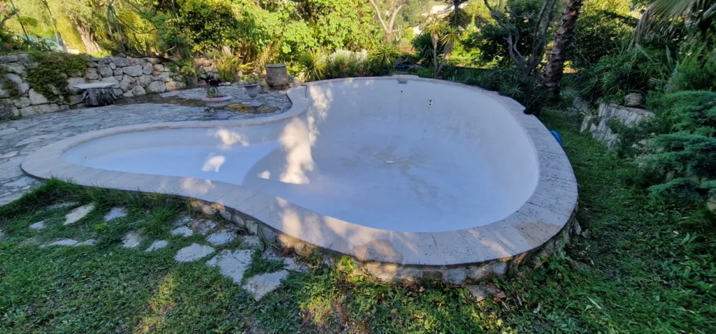 Piscine vidée et nettoyée avant la pose de la mosaïque