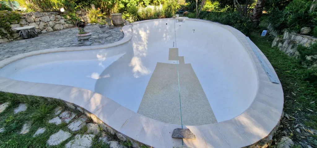 Traçage de la ligne médiane au fond de la piscine au fil à plomb