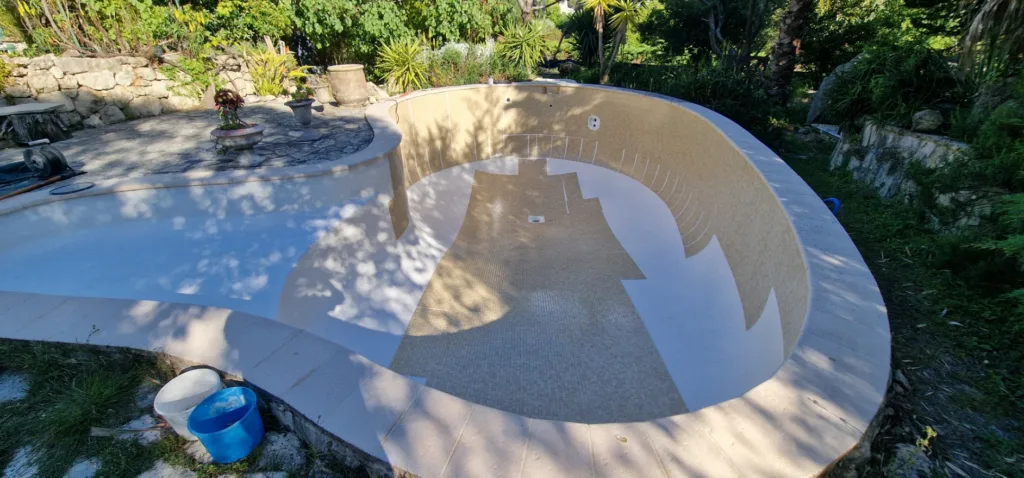 Démarcation fond/paroi de la piscine en cours de carrelage
