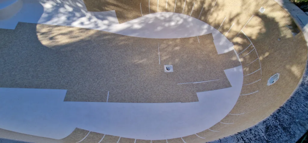 Progression de la pose de mosaïque au fond de la piscine