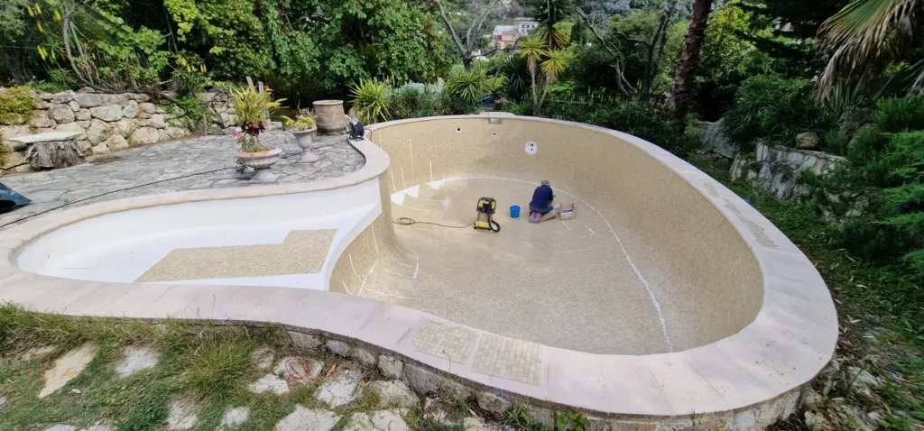 Découpe des tesselles pour épouser la courbe de la piscine