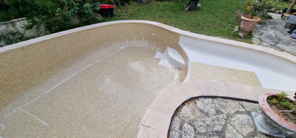 Pose de la mosaïque sur la plage de la piscine