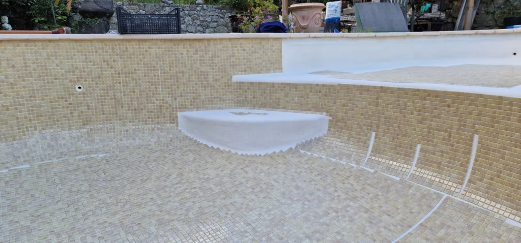 Avancement du carrelage en mosaïque du fond