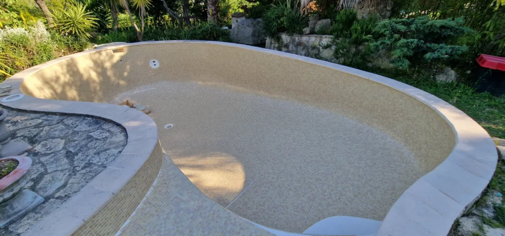Découpe de petites tesselles pour les courbes de la piscine