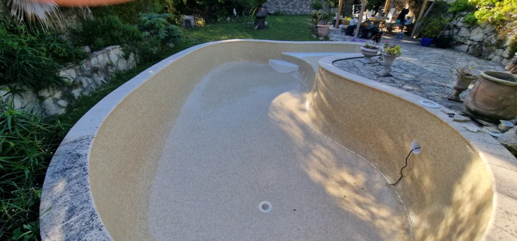 Finition de la pose des tesselles dans la piscine