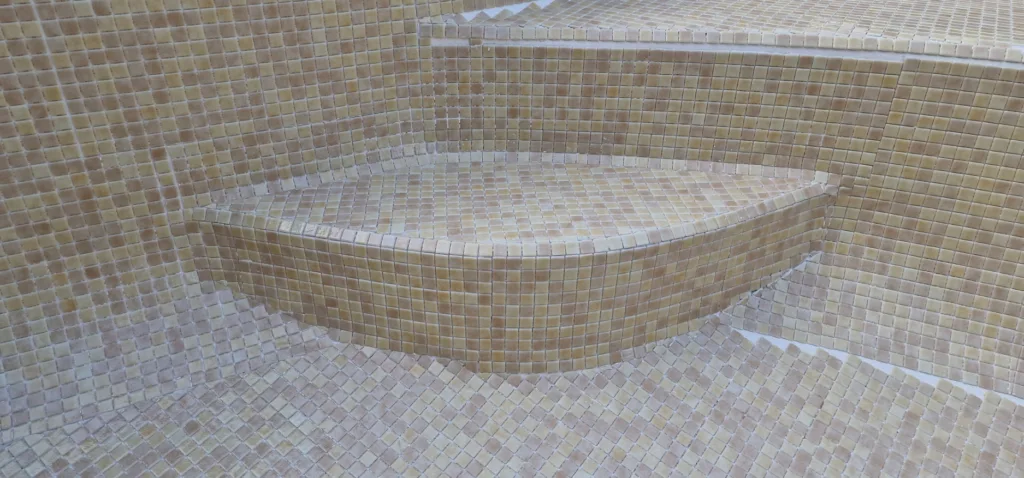 Détail de la pose de mosaïque avant jointoiement
