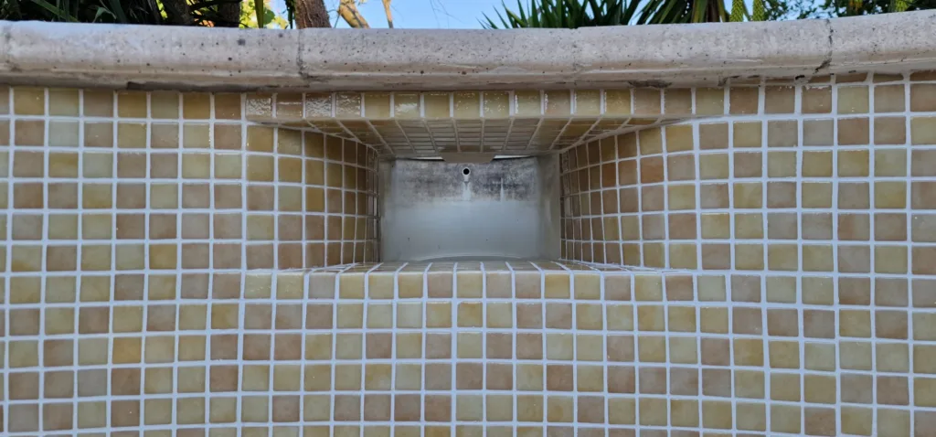 Bouche de skimmer carrelée et étanchéifiée