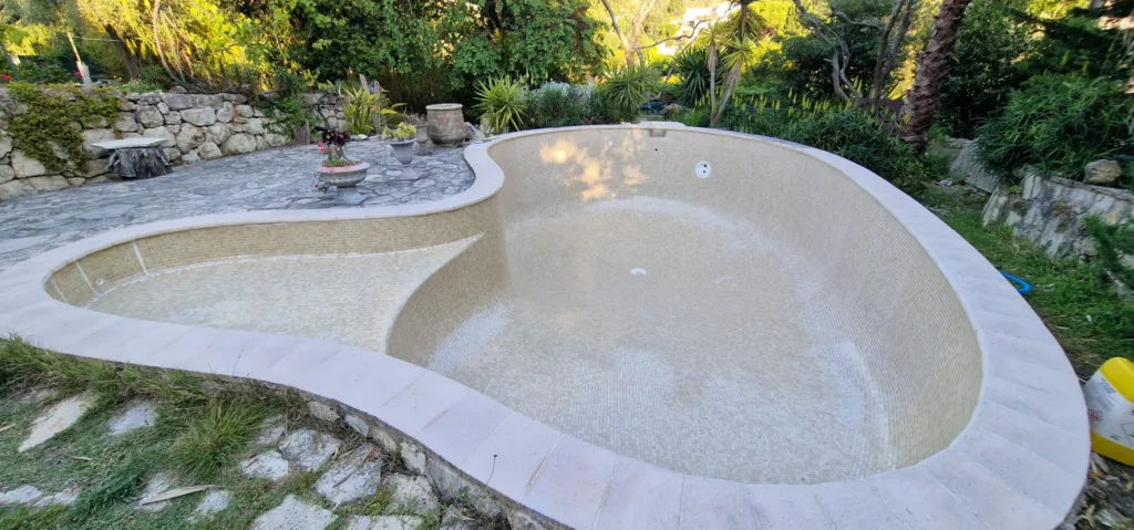 Jointoiement des parois de la piscine en mosaïque