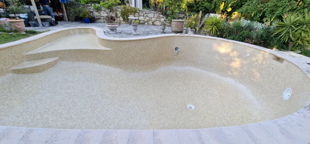Parois de la piscine jointées en mosaïque Ezarri