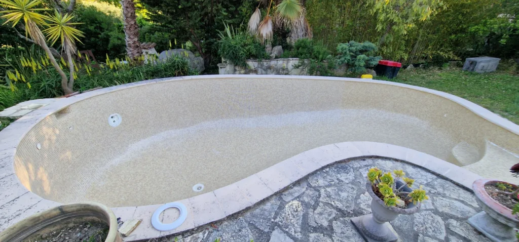 Rendu des joints sur la mosaïque de piscine