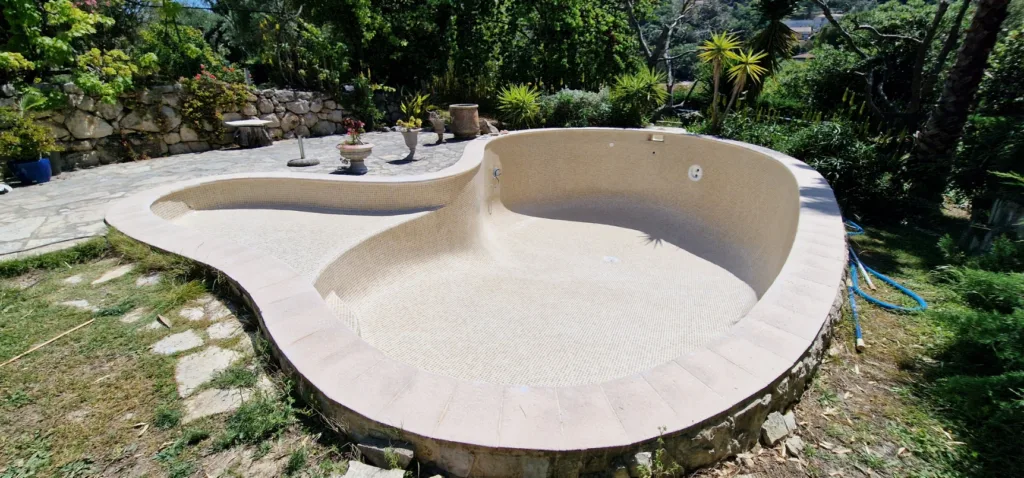 Piscine entièrement carrelée en mosaïque avant séchage