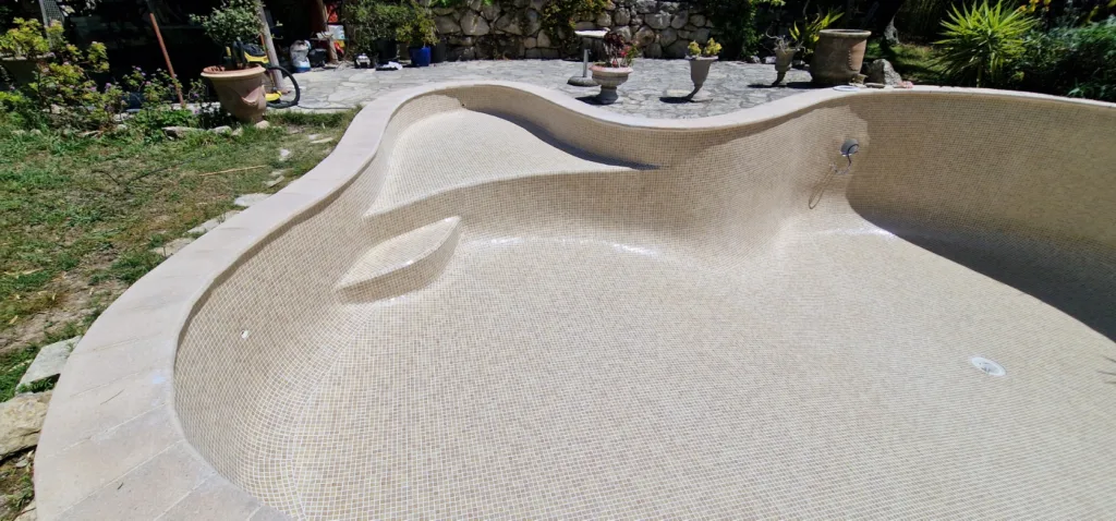 Vue d'ensemble de la piscine en mosaïque jointée