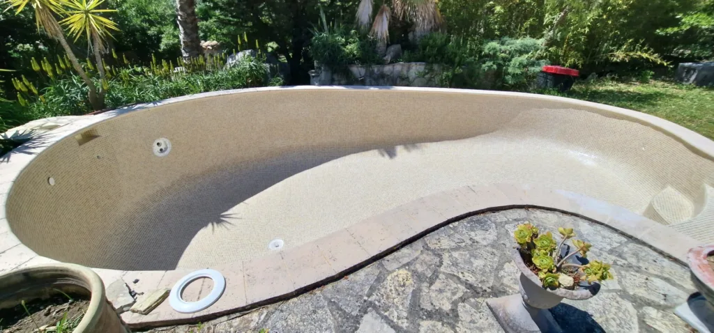 Piscine carrelée prête pour la mise en eau