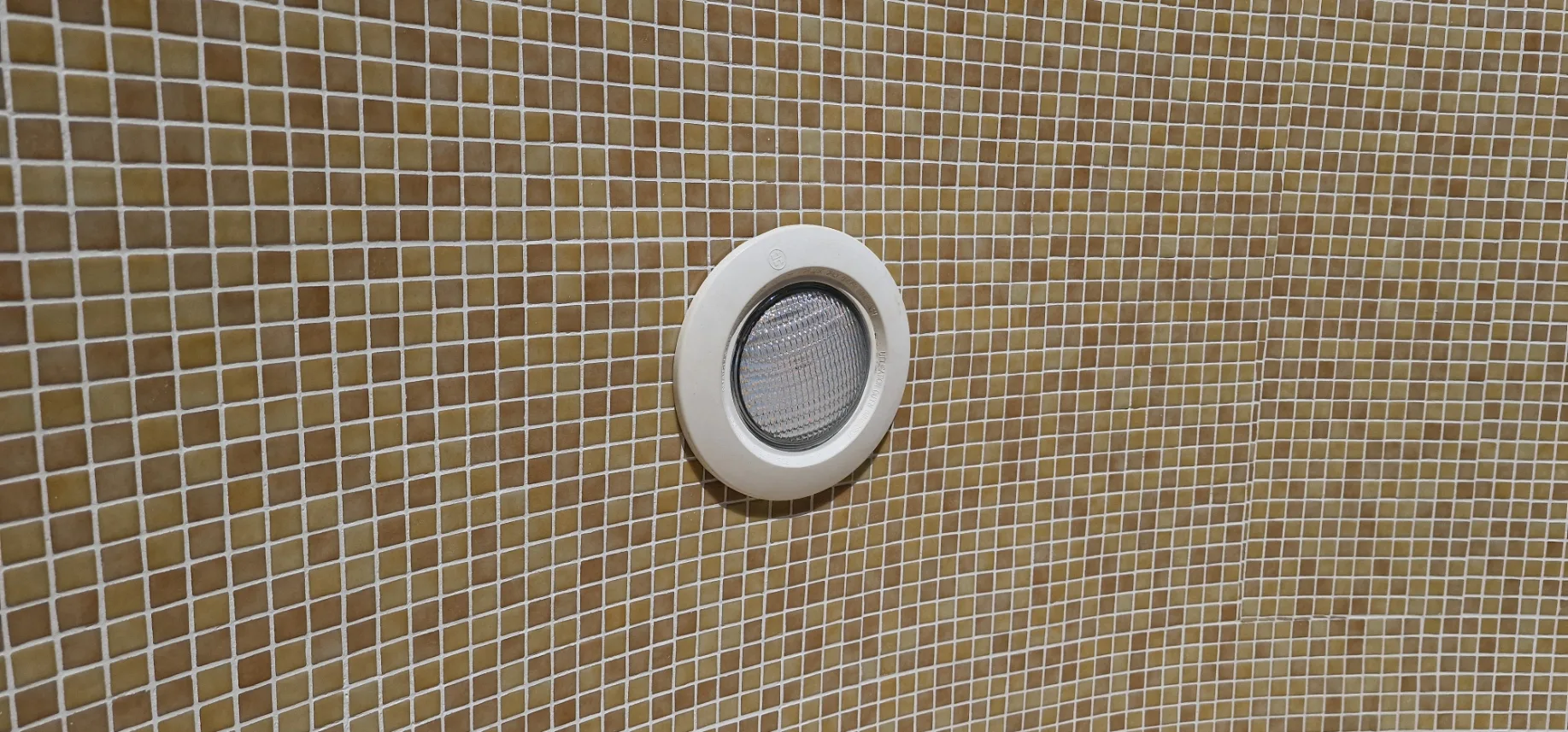 Réparation du spot d'éclairage de la piscine