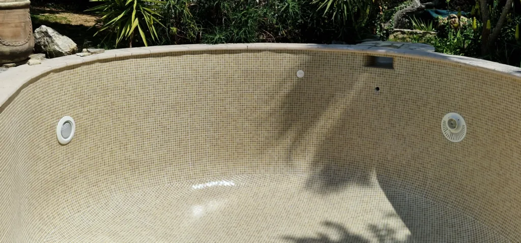 Finitions de la piscine avant mise en eau