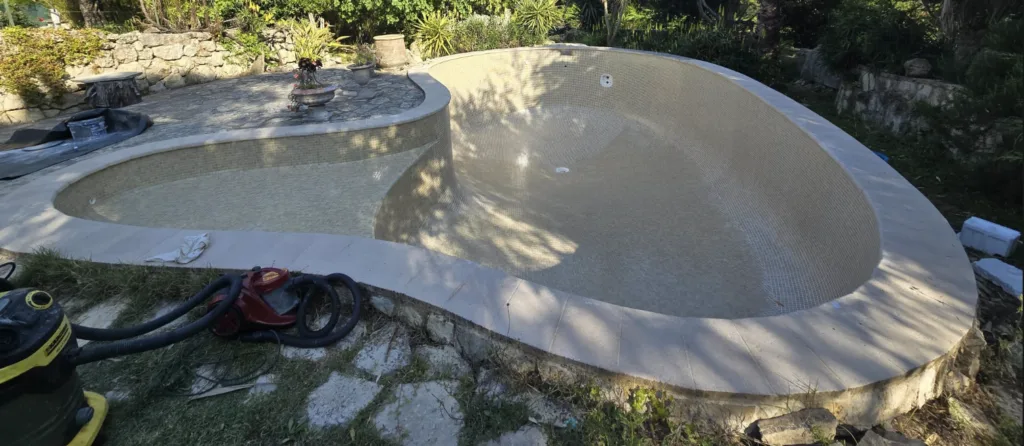 Détail du jointoiement de la mosaïque de piscine