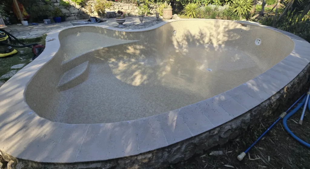 Gros plan sur les tesselles jointées de la piscine