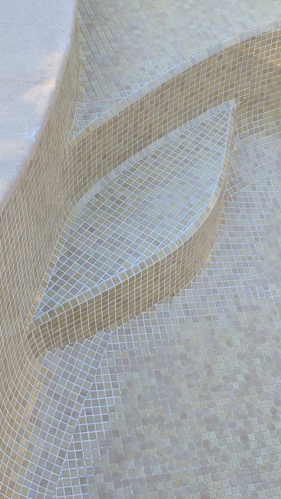 Motif calisson en mosaïque dans la piscine