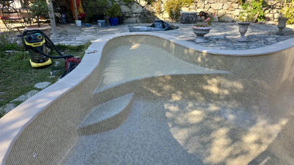 Marche de la piscine carrelée et jointée en mosaïque